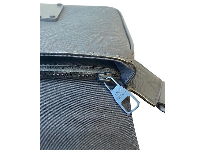 Borsa a tracolla S Lock in taurillon monogramma nero opaco Louis Vuitton - vista 11