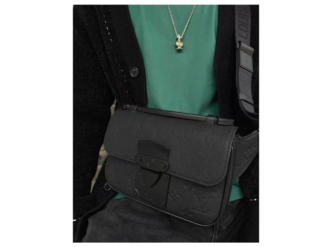 Borsa a tracolla S Lock in taurillon monogramma nero opaco Louis Vuitton - vista 4