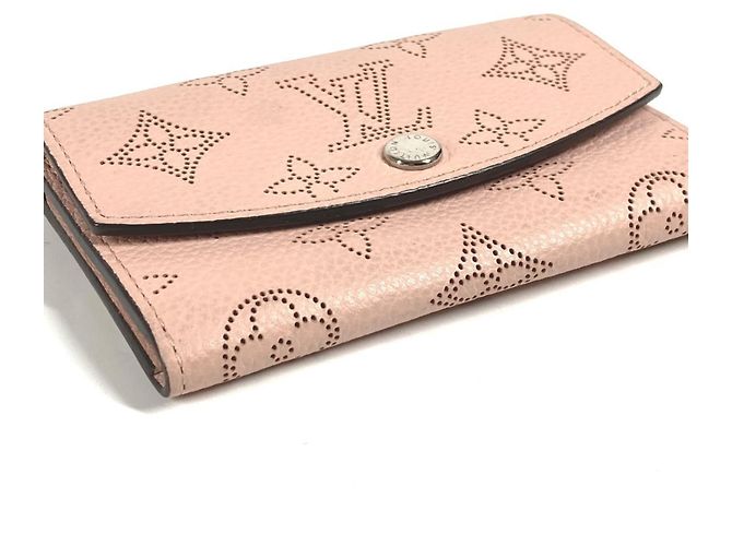 Billetera compacta Anae en Mahina Monogram de Louis Vuitton Rosa - vista 4