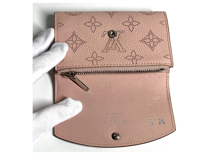 Billetera compacta Anae en Mahina Monogram de Louis Vuitton Rosa - vista 8