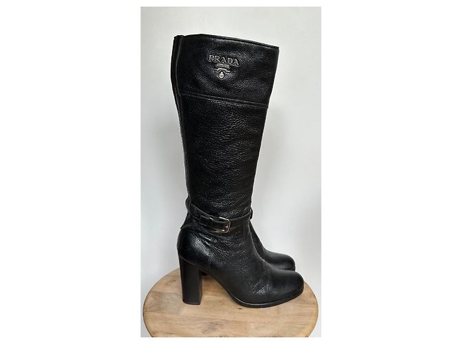 Prada Glitzer Lederstiefel Schwarz mit Metall-Logo - Ansicht 3