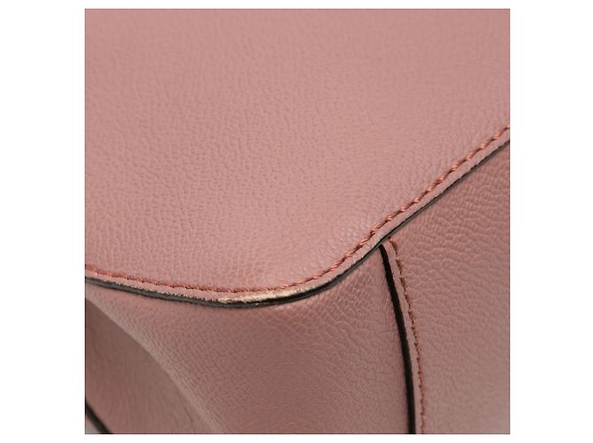 Burberry Pequena Bolsa Helmsley em Couro Granulado Rosa Dourado - vista 8