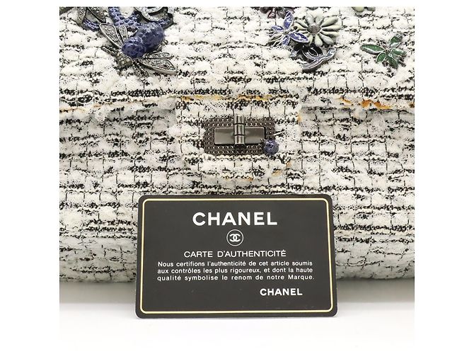Timeless Borsa a spalla Chanel 2.55 in tweed con doppio flap e catena Nero Bianco - vista 10