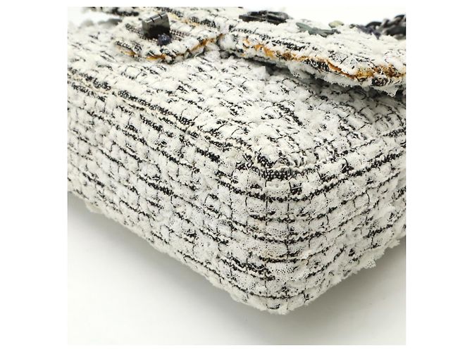 Timeless Borsa a spalla Chanel 2.55 in tweed con doppio flap e catena Nero Bianco - vista 4