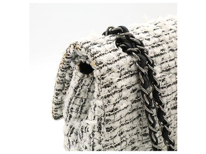 Timeless Borsa a spalla Chanel 2.55 in tweed con doppio flap e catena Nero Bianco - vista 6
