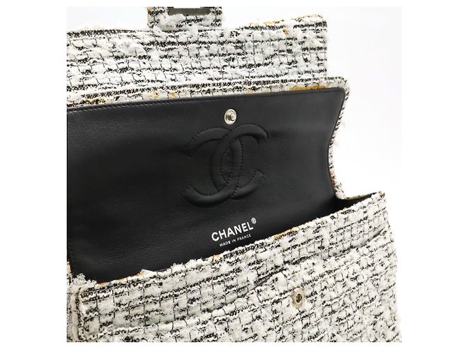 Timeless Borsa a spalla Chanel 2.55 in tweed con doppio flap e catena Nero Bianco - vista 8