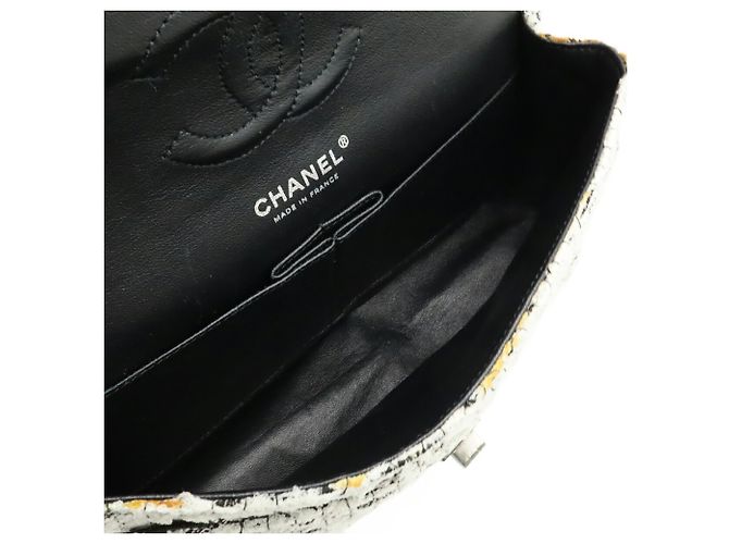 Timeless Borsa a spalla Chanel 2.55 in tweed con doppio flap e catena Nero Bianco - vista 9