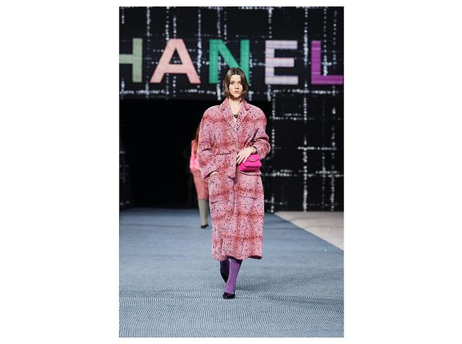 Chanel Abrigo icónico Otoño/Invierno 2022 Rosa - vista 14