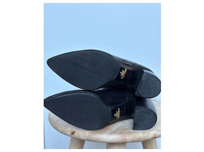 Botas altas de cuero negro Prada con punta afilada - vista 7
