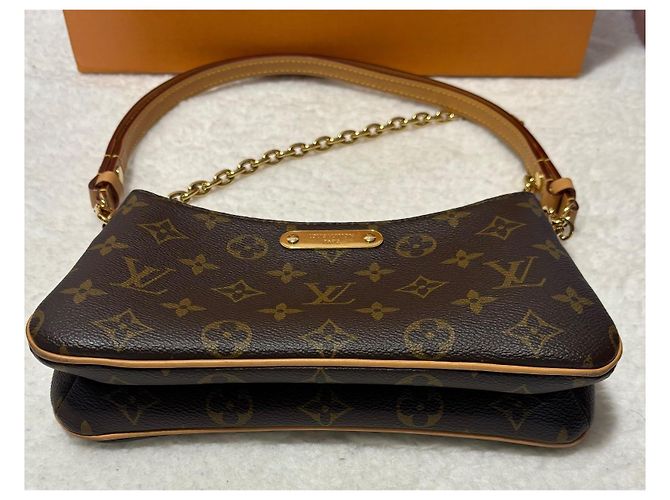 Pochette Louis Vuitton Liv in pelle marrone scuro - vista 10