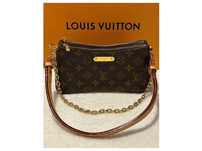 Pochette Louis Vuitton Liv in pelle marrone scuro - vista 2