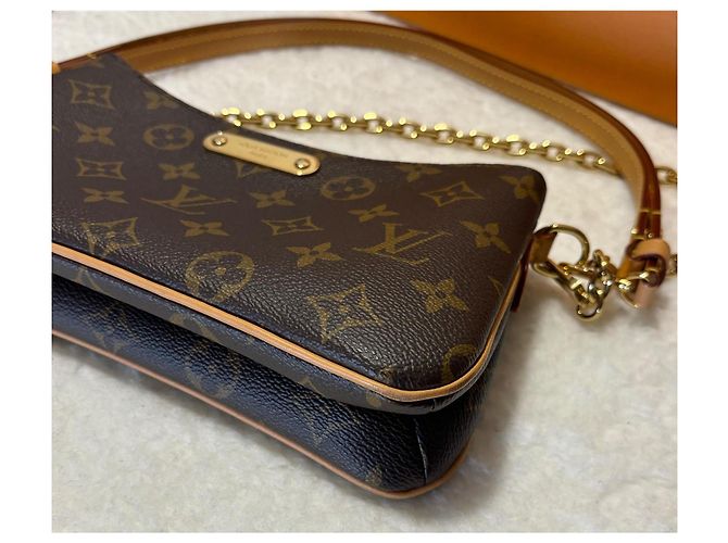 Pochette Louis Vuitton Liv in pelle marrone scuro - vista 7