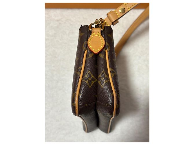 Pochette Louis Vuitton Liv in pelle marrone scuro - vista 9