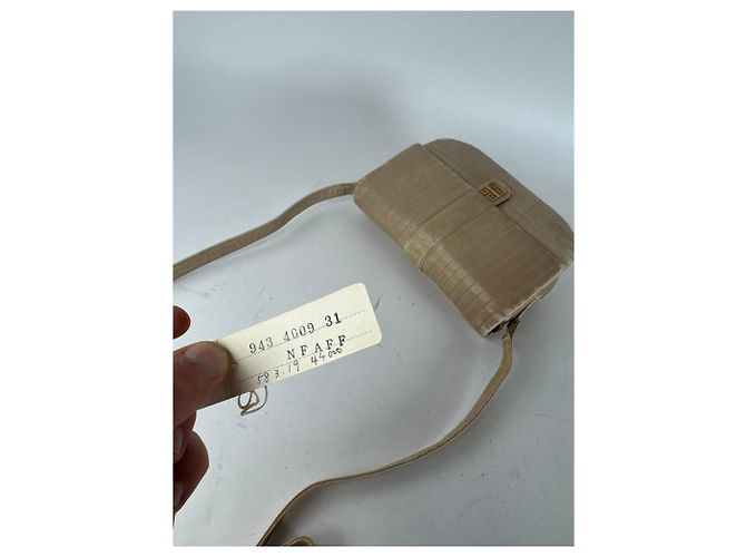 Vintage Givenchy Umhängetasche aus Leder in Beige - Ansicht 11