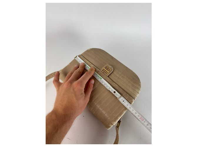 Vintage Givenchy Umhängetasche aus Leder in Beige - Ansicht 13