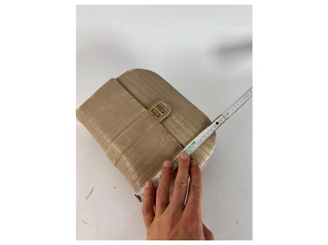 Vintage Givenchy Umhängetasche aus Leder in Beige - Ansicht 14