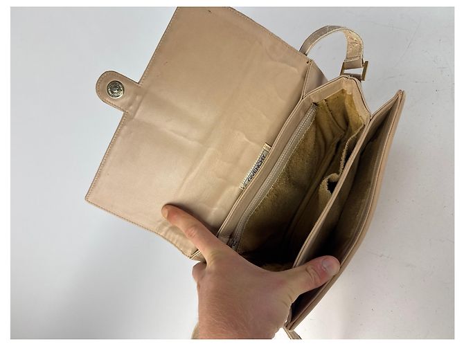 Vintage Givenchy Umhängetasche aus Leder in Beige - Ansicht 3