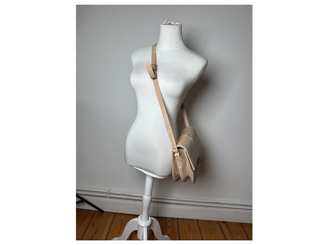 Vintage Givenchy Umhängetasche aus Leder in Beige - Ansicht 8