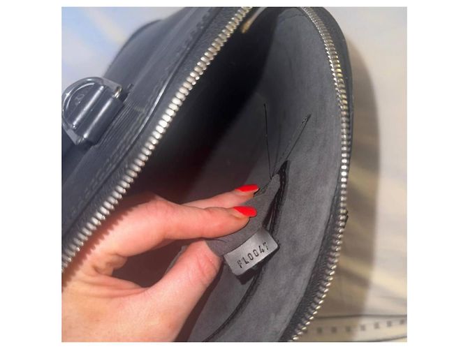 Louis Vuitton Alma PM in pelle Epi nera con hardware dorato Nero - vista 6