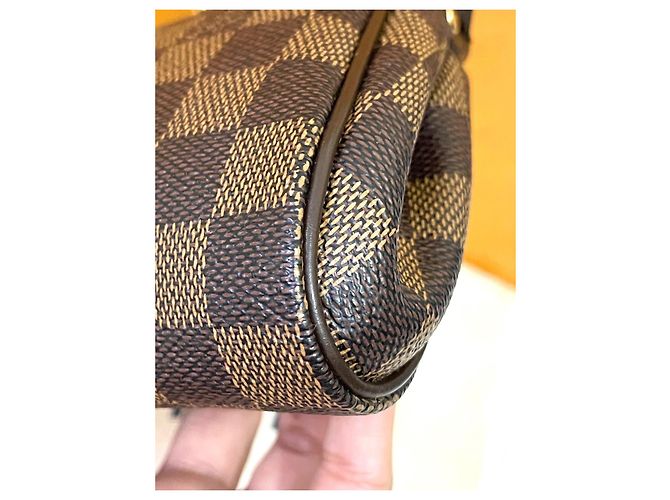 Clutch Louis Vuitton Eva in pelle marrone - vista 10
