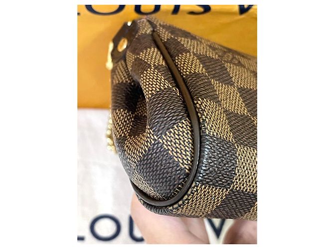 Clutch Louis Vuitton Eva in pelle marrone - vista 8