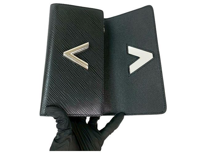 Cartera Bifold Twist de Cuero Epi Louis Vuitton Negro - vista 7