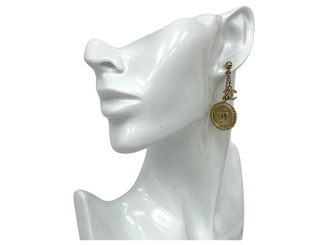 Orecchini a moneta Coco Mark di Chanel D'oro Metallico - vista 2