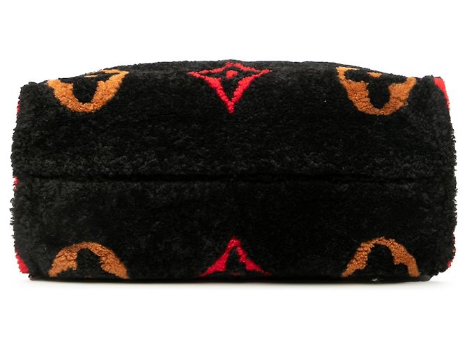 Louis Vuitton Borsa Onthego GM in shearling gigante monogramma nero - vista 3