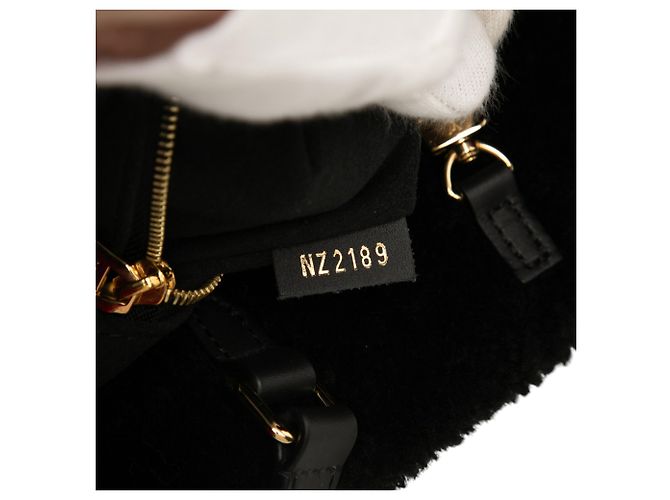 Louis Vuitton Borsa Onthego GM in shearling gigante monogramma nero - vista 6