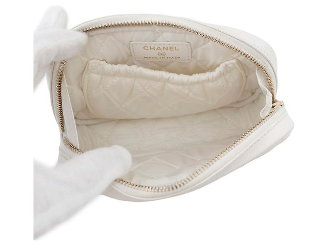 Timeless Pochette Matelassée Coco Mark di Chanel Bianco - vista 4