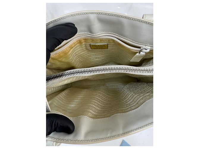 Borsa a spalla Prada in pelle bianca 295 Bianco - vista 15