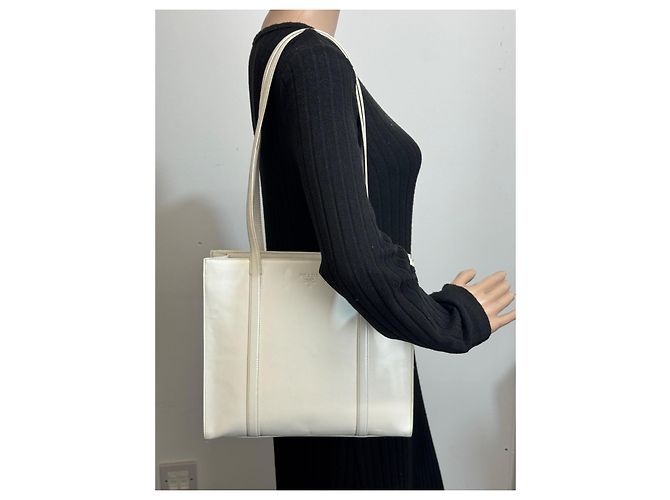 Borsa a spalla Prada in pelle bianca 295 Bianco - vista 9