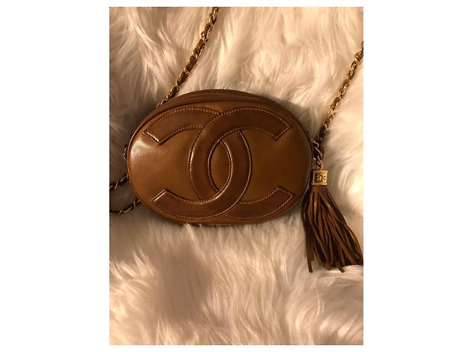 Sac à main Chanel en cuir ovale camel - vue 2