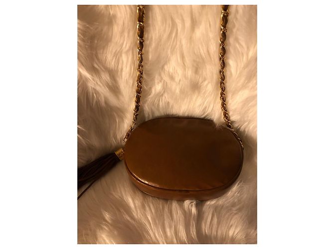 Sac à main Chanel en cuir ovale camel - vue 3