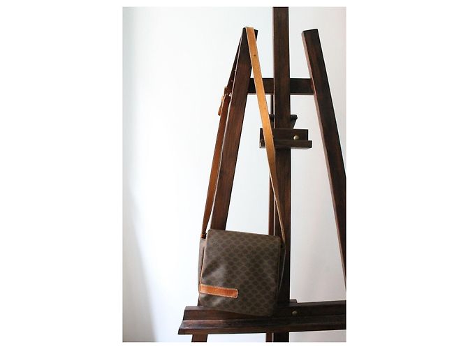 Triomphe Bolsa Céline com aba em lona e couro marrom com padrão triunfo - vista 10