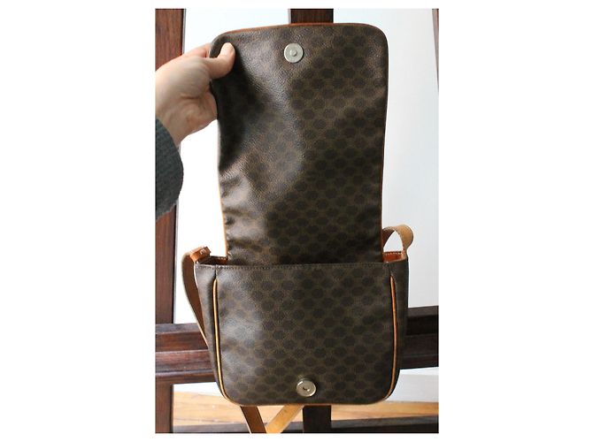 Triomphe Bolsa Céline com aba em lona e couro marrom com padrão triunfo - vista 4