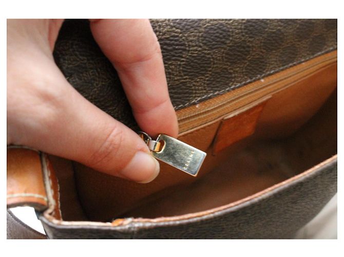 Triomphe Bolsa Céline com aba em lona e couro marrom com padrão triunfo - vista 8