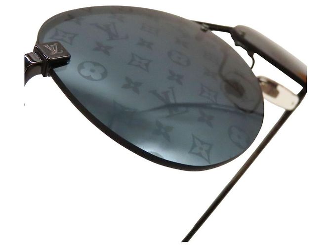 Louis Vuitton Clockwise Monogram Sunglasses Grey - view 5