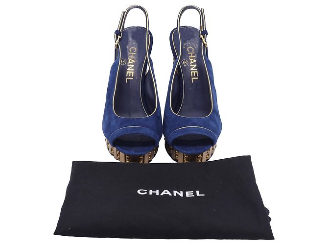 Timeless Décolleté a piattaforma peep-toe con borchie CC di Chanel in suede blu navy - vista 10