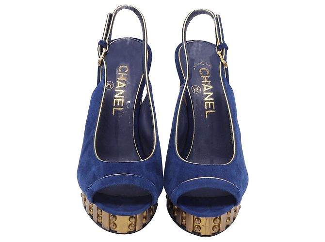 Timeless Décolleté a piattaforma peep-toe con borchie CC di Chanel in suede blu navy - vista 2