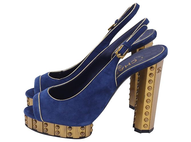 Timeless Décolleté a piattaforma peep-toe con borchie CC di Chanel in suede blu navy - vista 3