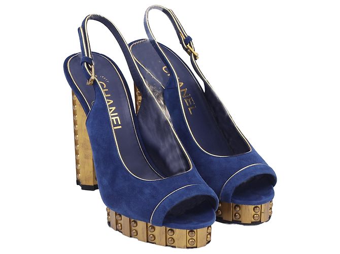 Timeless Décolleté a piattaforma peep-toe con borchie CC di Chanel in suede blu navy - vista 4