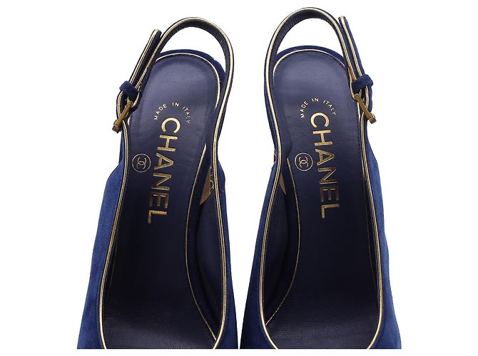 Timeless Décolleté a piattaforma peep-toe con borchie CC di Chanel in suede blu navy - vista 6
