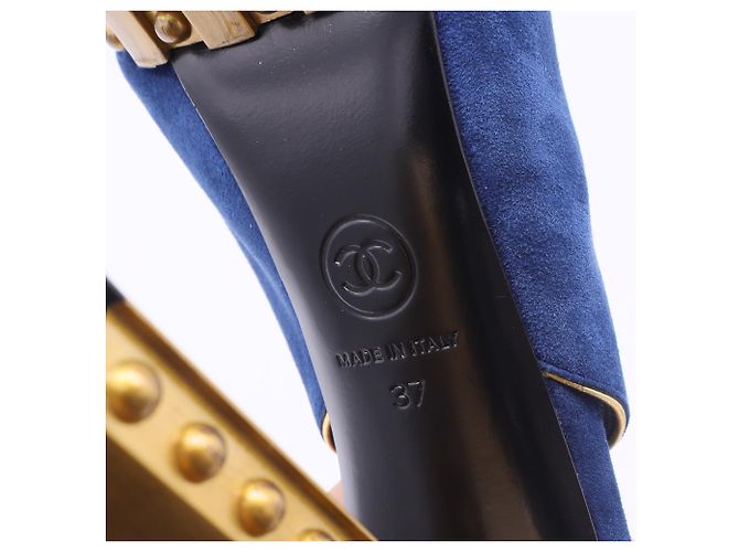 Timeless Décolleté a piattaforma peep-toe con borchie CC di Chanel in suede blu navy - vista 9