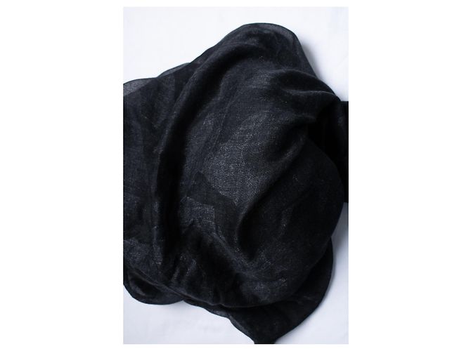 Sciarpa con frange stampata cameo nera di Valentino Nero - vista 2
