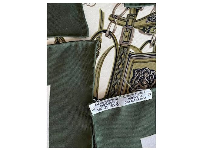 Sciarpa in seta Hermès crema e verde scuro Crudo - vista 6