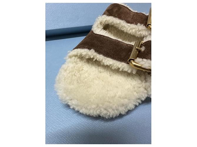 Sandali slide Prada in suede marrone e shearling - vista 10