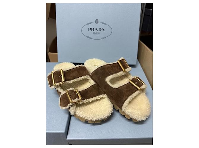 Sandali slide Prada in suede marrone e shearling - vista 11