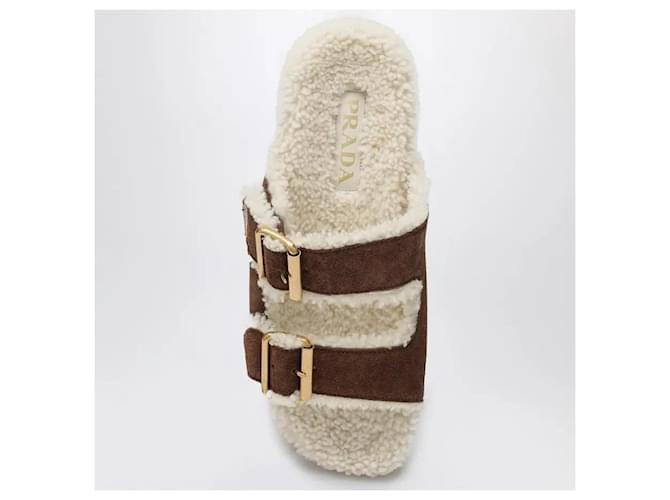 Sandali slide Prada in suede marrone e shearling - vista 2