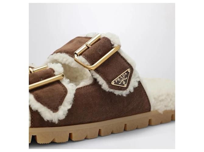 Sandali slide Prada in suede marrone e shearling - vista 3